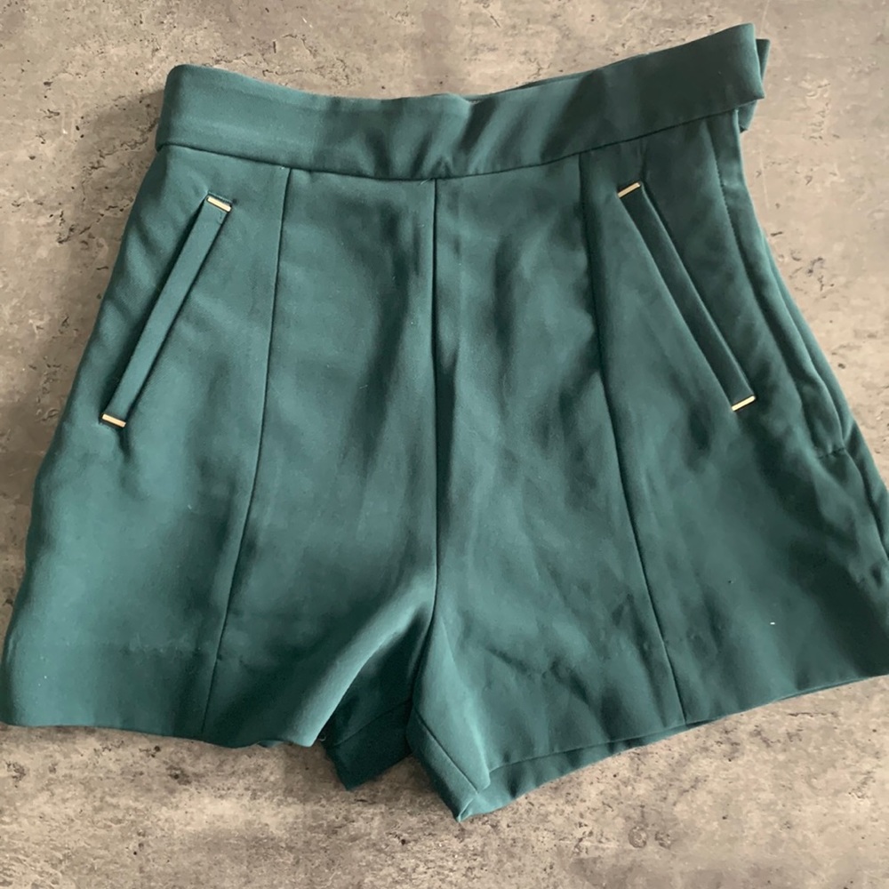 H&M elegant green shorts, never worn, perfect condition.